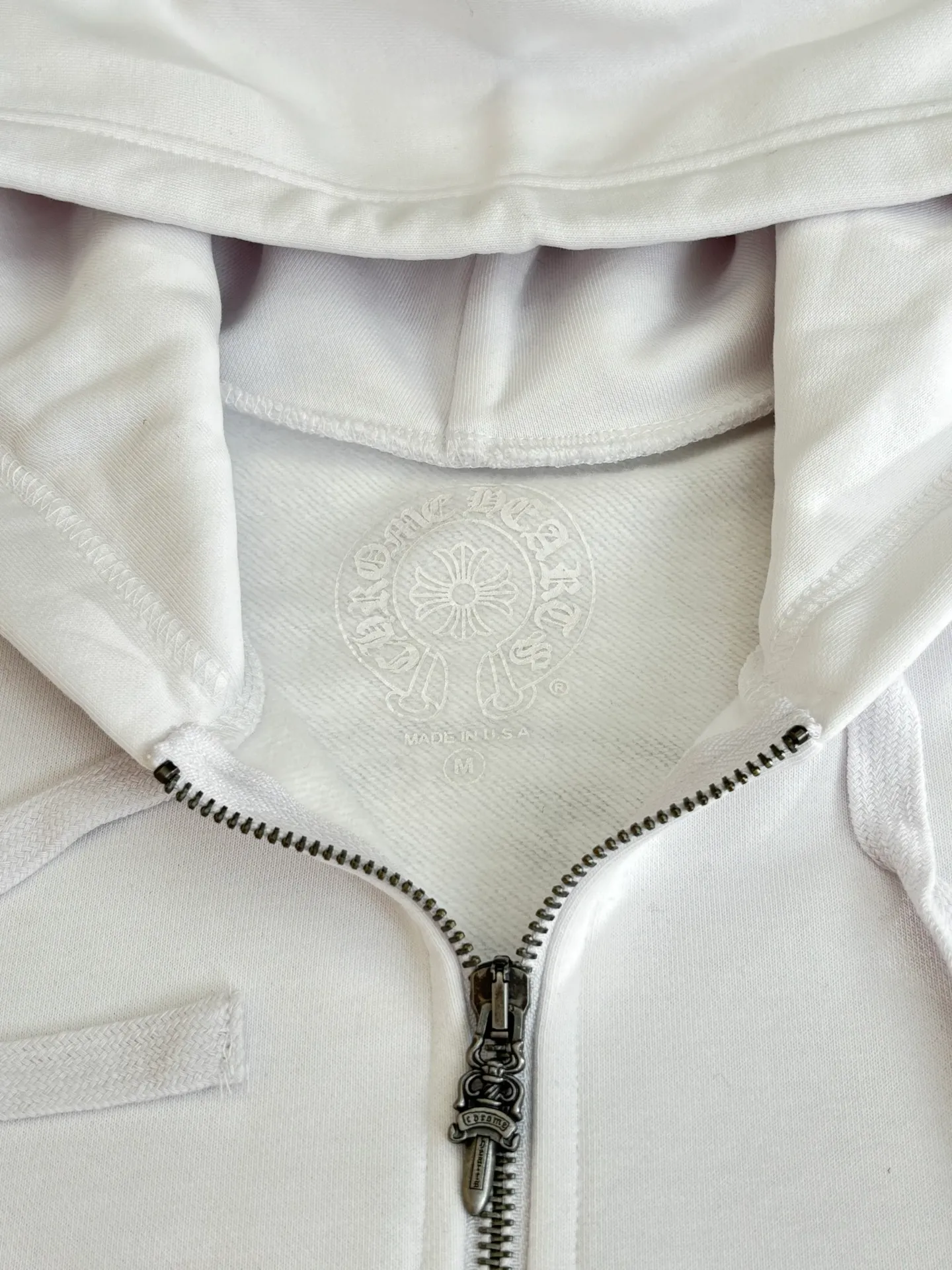 P450 Chrome Heart*/Chrome Heart 25 new horseshoe print unicorn zipper jacket. The fabric is made of 420g thin velvet coarse fish scale fabric. The printing is printed by hand glue according to the original version. The finished product is sanded and washed to shape. It feels excellent. Real antique silver and old chain head (key point: zipper puller is sprayed with silver and made old). Size: S/M/L